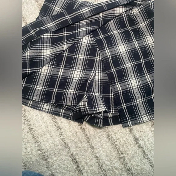 Brandy Melville Black & White Plaid Wrap Skort – One Size - Picture 5 of 7